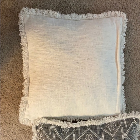 Throw pillows - Picture 3 of 3